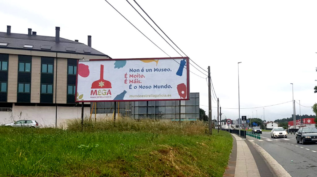 Valla publicitaria junto a autopista